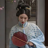 徐浪浪走在马路上
